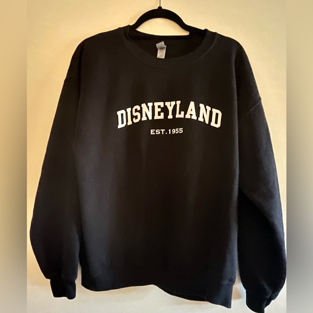 Disneyland black sweatshirt. Size large. Men’s, women’s